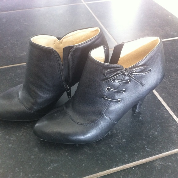 Naturalizer black leather ankle boots - size 5B / 5M - Picture 2 of 3